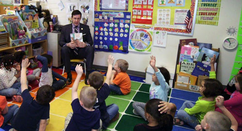 Delegate Israel O’Quinn reads to children at People, Inc.